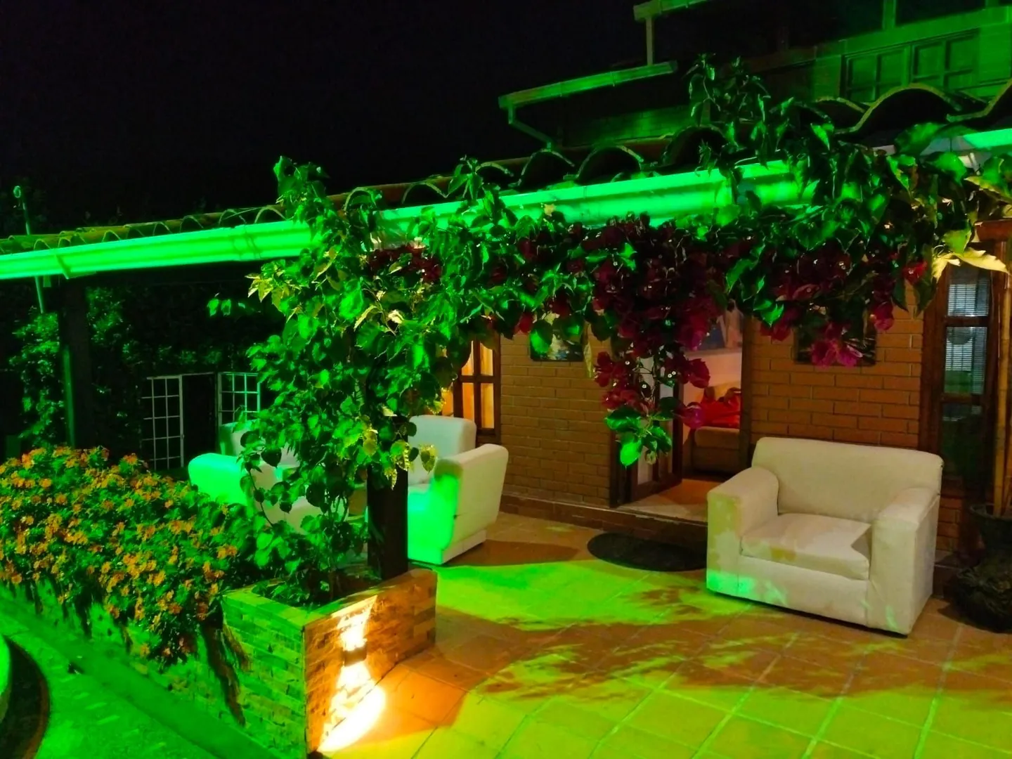 Terraza del Hostal Campestre El Galeno iluminada de noche