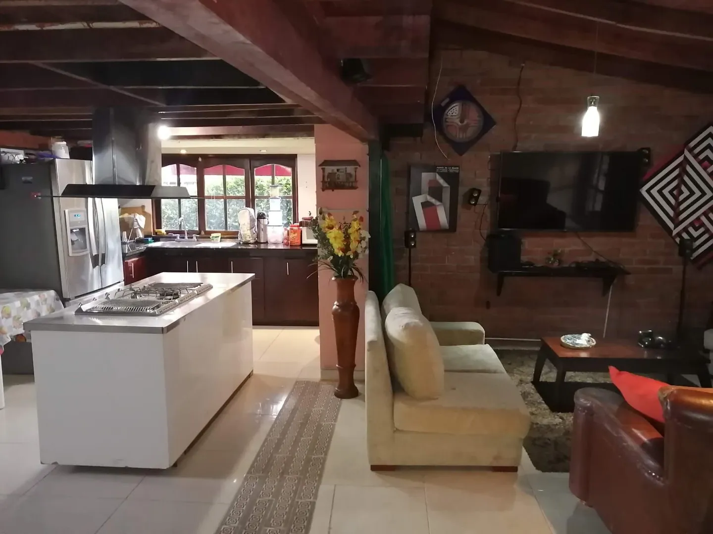 Zona común con cocina y sala en el Hostal Campestre El Galeno