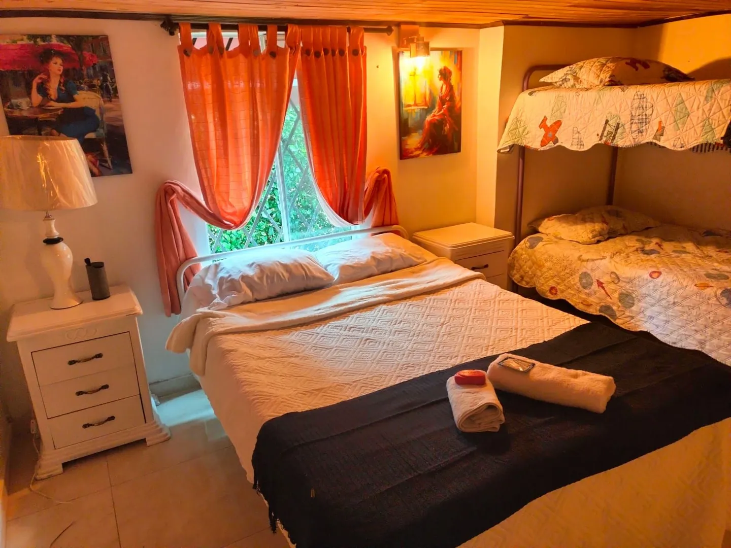 Habitación familiar con cama doble y camarote en el Hostal Campestre El Galeno