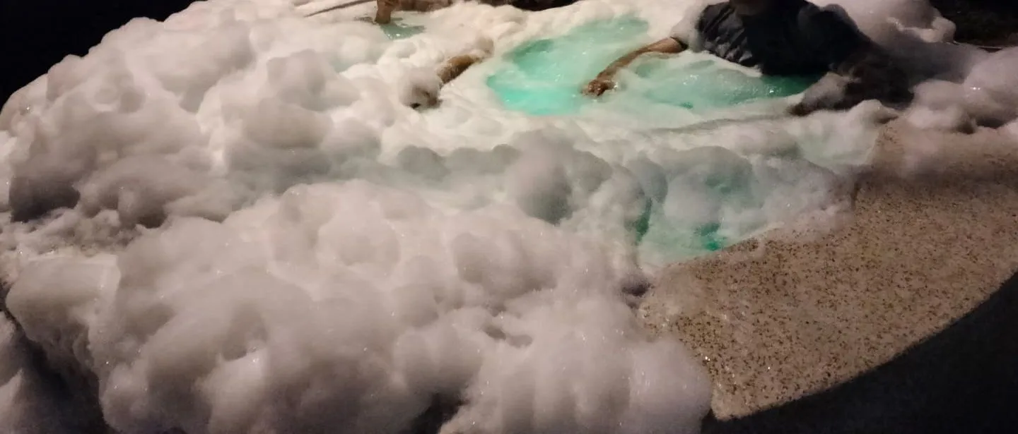 Jacuzzi del Hostal Campestre El Galeno lleno de espuma, con agua caliente, de noche